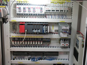 1200px-MITSIBISHI_PLC_Panel 1200px-MITSIBISHI_PLC_Panel